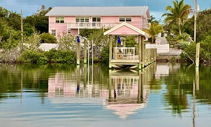 Treasure Cay Maison | Pink Bikini Island Cottage with a dock on Black Sound