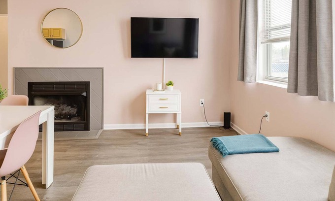 Downtown Cleveland Appartement | Pink playhouse sq near Progressive field & CSU