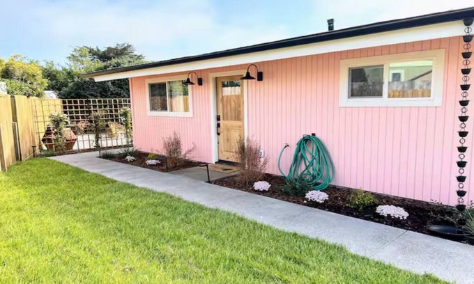 McKinleyville Maison | Pinky's Playhouse