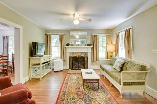 Rocky Bottom Maison | Pinnacle Mountain Falls Sunset Cottage with Deck