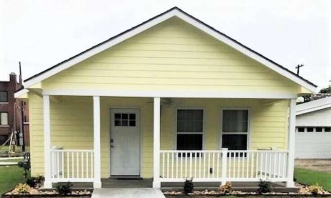 Pawhuska Maison | PIONEER VILLAGE-GOLDENROD CABIN-3 BLKS TO MERC