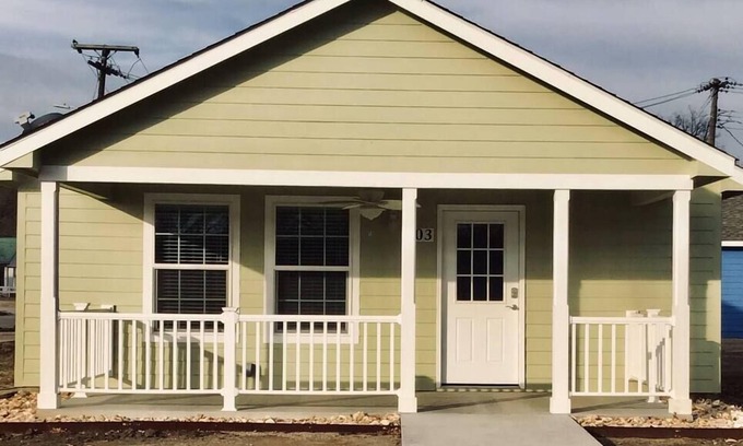 Pawhuska Maison | PIONEER VILLAGE-SAGE CABIN-3 BLKS TO MERCANTILE