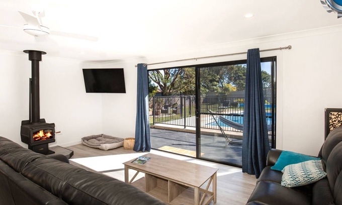Culburra Beach Maison | Pipers Spot - Pet Friendly - Fireplace with Swimming Pool