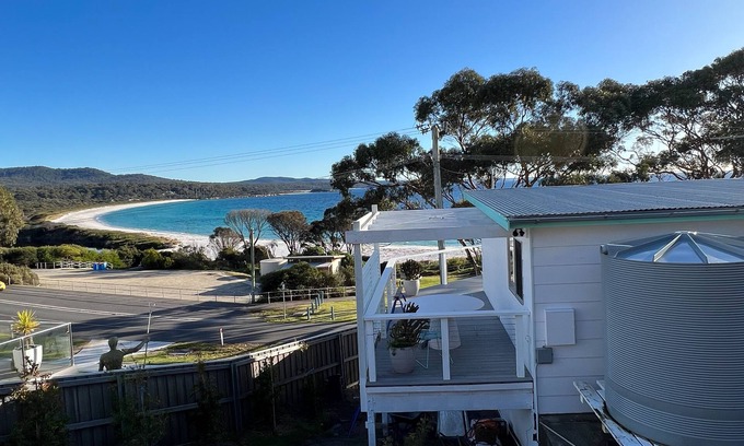 Binalong Bay Maison | PIPI SHACK Iconic waterfront shack at Binalong Bay Beach, Bay of Fires