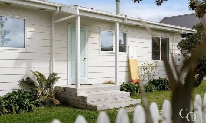 Papamoa Beach Maison | Pipis' Beach House, Papamoa beach, 5 minute walk to the sea. Pet friendly.
