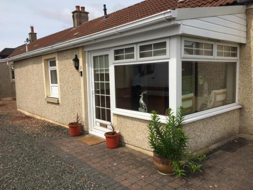 Airdrie Maison | Pippin, Tranquil Scottish Cottage with Hot Tub