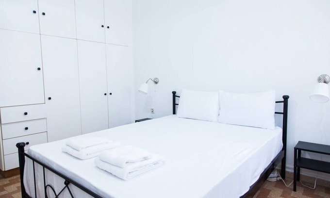 Keratsinion Appartement | Piraeus 1 Bd Cosy Apt with Balcony