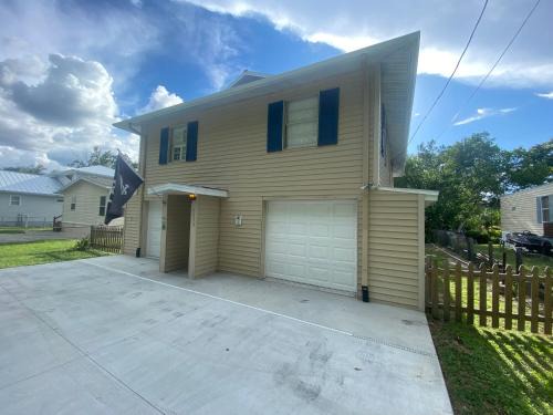 Weeki Wachee Gardens Maison | Pirate's Cove - Waterfront - Weeki Wachee River Access with Paddlecraft!