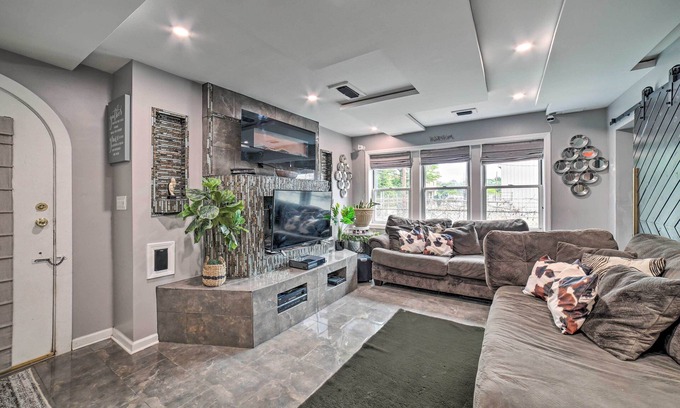 Lincoln-Lemington-Belmar Maison | Pittsburgh Home w/ Pool, Fire Pit + Game Room