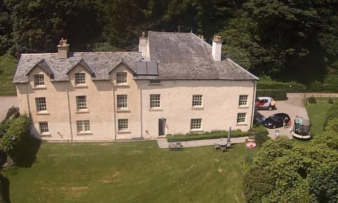 Graigfechan Maison | Plas yn Yale with mountain views from all windows