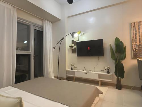 Tambo Appartement | Playful 1BR With Magnificant Bayview Garden View Near Okada Solaire Aiports with Free Parking