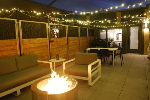 La Petite-Patrie Appartement | Plaza12 - StringLights, XL Terrace, restos & shops