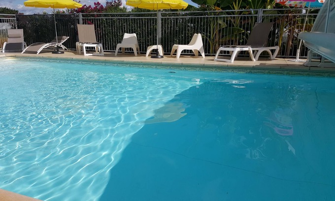 Lafrancaise Villa | GITE TRES AGREABLE PISCINE VELOS SALLE DE JEUX BABY FOOT BILLARD WIFI