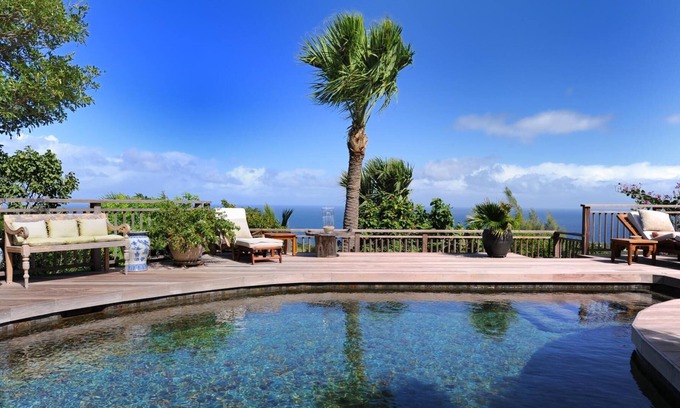 Vitet Villa | Piscine chauffée en pierre de lave, Jardin tropical luxuriant, Repas en plein air, Aires de détente, Wifi gratuit