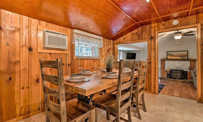 Elwood Appartement | Plum Creek Retreat with Beach near Johnson Lake