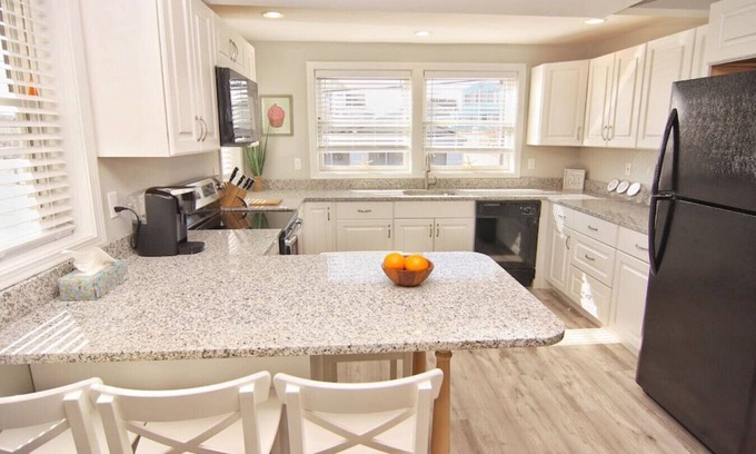 Newbury Copropriété | Plum Royale Jr: Cozy Plum Is. home w/beach access