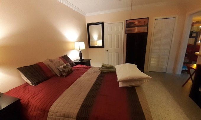 Lake Worth Corridor Maison | Plumaria Room with private bathroom on shared lakeview House