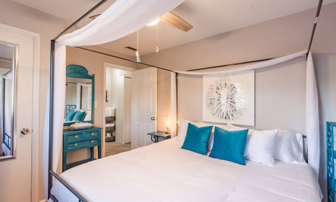 St. Petersburg - Clearwater Maison | Plush K&Q Beds w/ Hot Tub near St Pete & Beaches