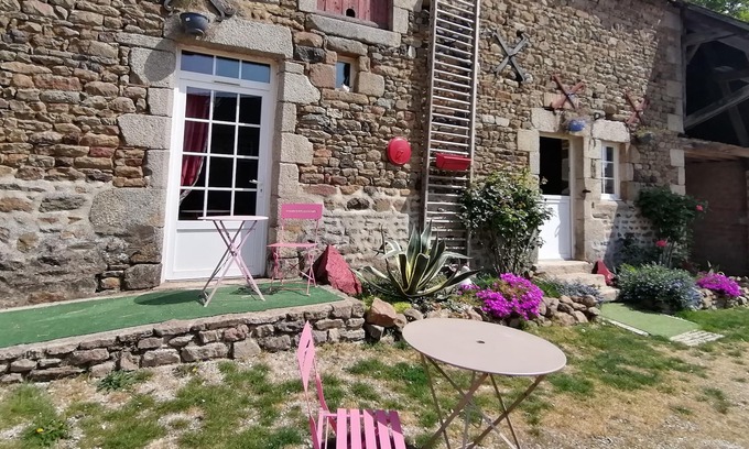 Saint-Ceneri-le-Gerei Autre | Gîte Pmr à la ferme typique en pierre dans un des plus beaux villages de France
