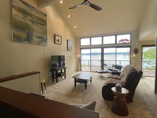 Gig Harbor Maison | PNW MCM 155ft Private Waterfront Gem on Raft Island with Hot Tub