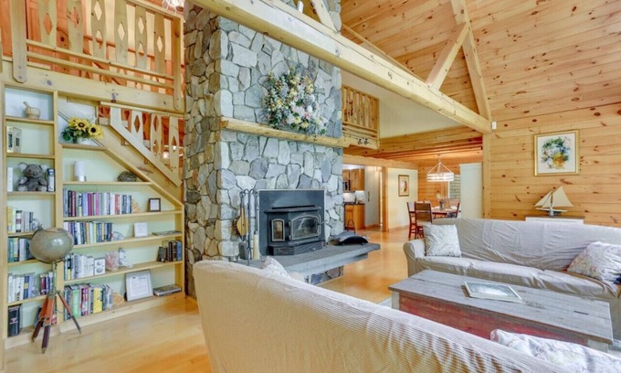 Damascus Maison | Pocono Dog-Friendly Home on Delaware River with Large Hot Tub!