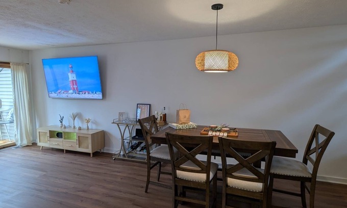 East Stroudsburg Maison | Poconos Nest & Nook: A Cozy King & Queen 2BR with a jacuzzi room facing nature