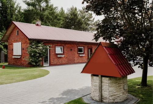 Poniatowa Maison | Pod ceglaną ścianą