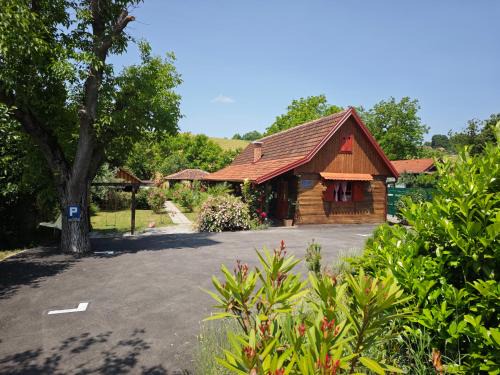 Radoboj Maison | Pod orehom drvena kuća i sauna