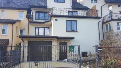 Checiny Maison | Pod srebrną różą