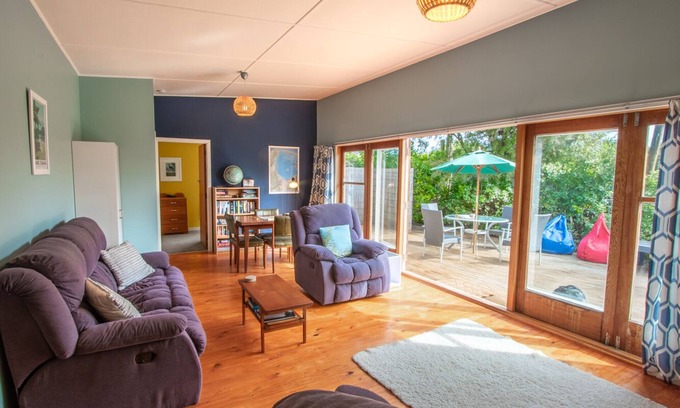 Clifton Maison | Poharadise - classic family bach near the beach, pet friendly
