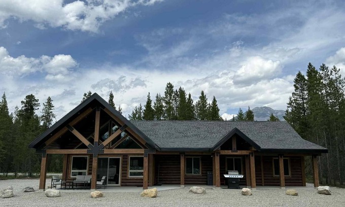 Valemount Maison | Polar Den Cabin - Pet Friendly!