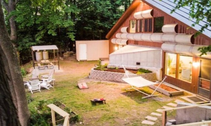 Merrimack Maison | Pond-Front Passive Solar Architectural House