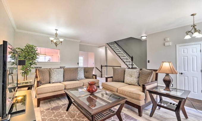 Woodbridge Maison | Pond-View Deck and Pool Table Woodbridge Haven!