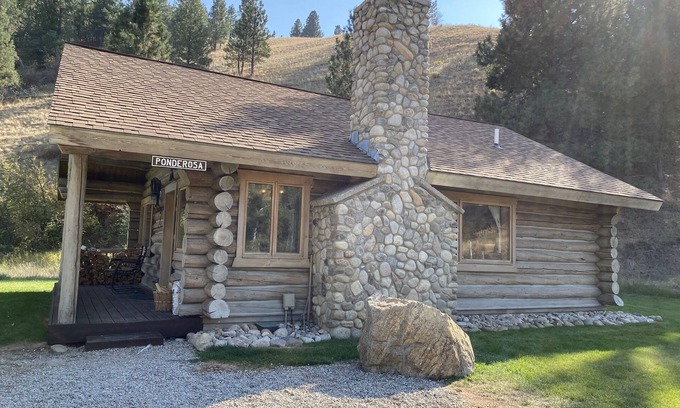 Darby Cabine | Ponderosa Cabin, luxe, cabane en rondins taillés à la main sur Rye Creek près de Darby, MT