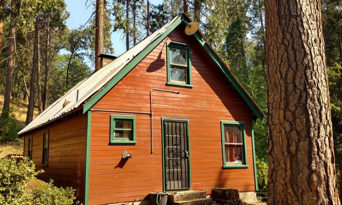 Pinehurst Cabine | Ponderosa Cabin ~ rustic comfort + WiFi by Sequoia & Kings Canyon National Parks