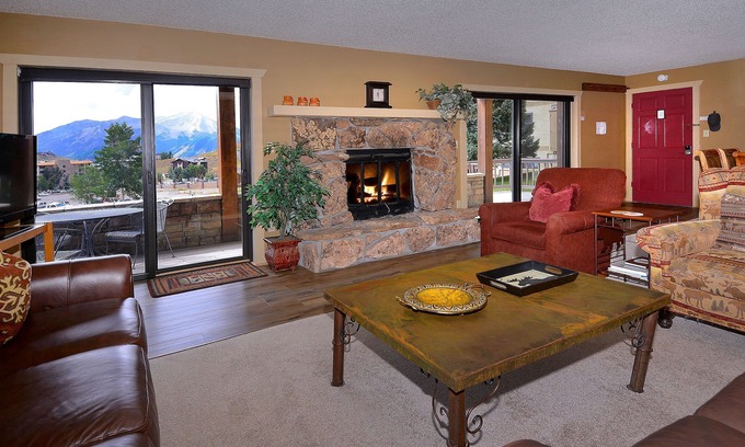 Crested Butte Copropriété | Ponderosa Condo-rénové 2 BR, bain à remous, terrasse, vue! Marchez vers les pentes!