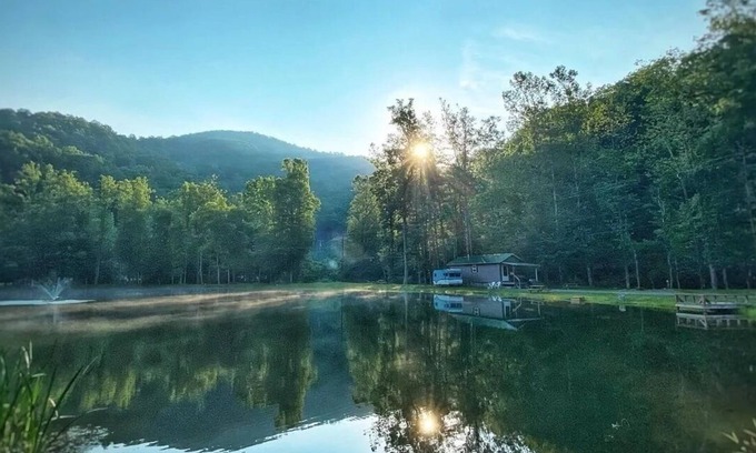 Northern Cabine | Pondside cabin next to a river with kitchen and bath. Kid/Pet Friendly. Roku TV