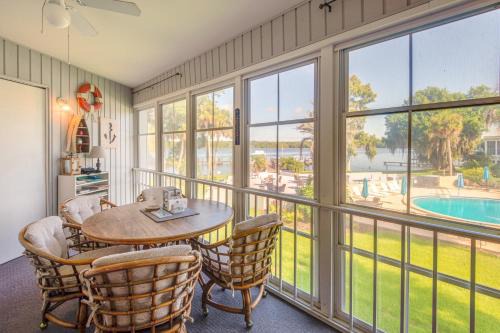 Welaka Appartement | Pool Access and Lanai Riverfront Welaka Condo!