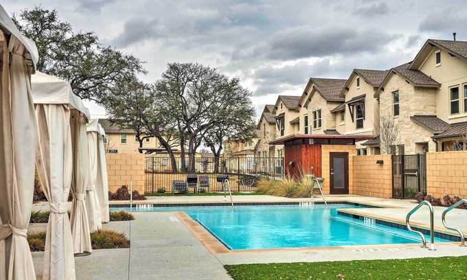 McNeil Maison | Maison de ville Austin moderne et haut de gamme avec accès à la piscine!