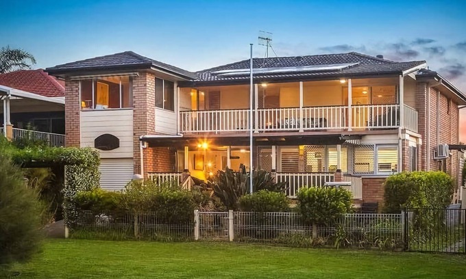 Killarney Vale Maison | Pool and Spa on the Lakefront Killarney Vale