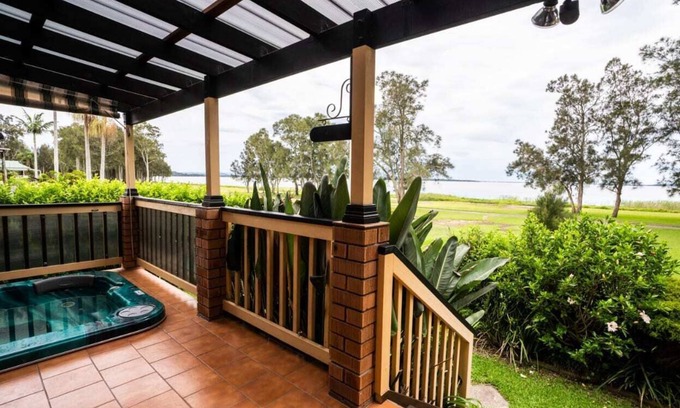Killarney Vale Maison | Pool and Spa on the Lakefront - Killarney Vale