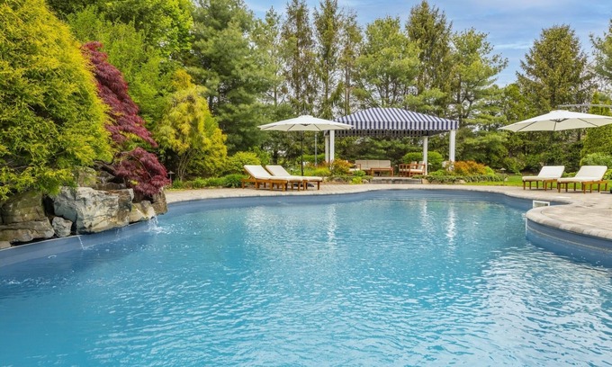 Town of Southold Town Maison | POOL + Beach 1 mi. to Greenport Village! July deal 7+ nights, just message