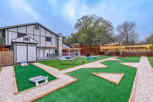 Wetmore Maison | Pool, Gameroom & Minigolf Enchanting Texas Home