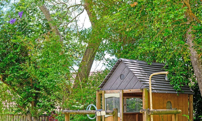 East Lindfield Maison | Pool + Garden + Bush Views Spacious 4 BR home