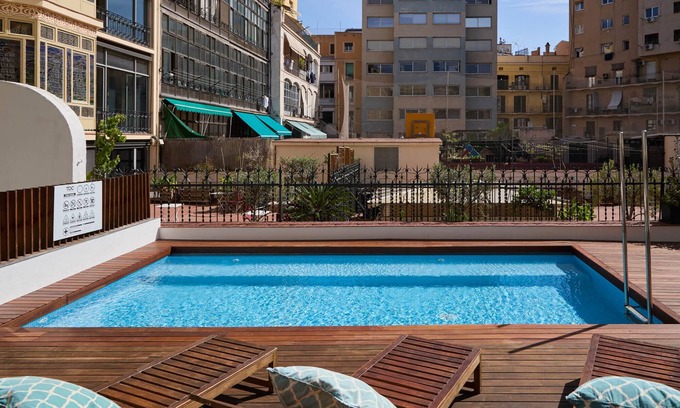 Esquerra de l'Eixample Lit Et Petit-Déjeuner | Pool Guest House in the center! Perfect for big groups, central location!