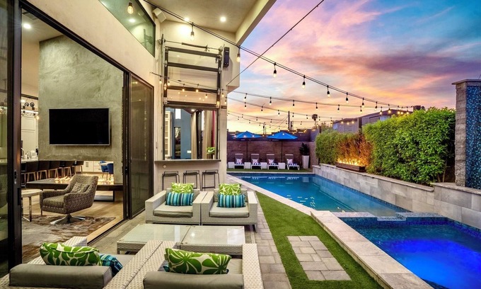 Southwest Village Maison | POOL HEAT INCLUDED!/Sleeps 12/Walk to Old Town/Pool/Spa/Putting Green/Misters