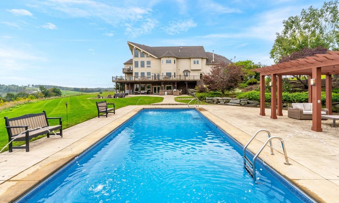 Owego Maison | Pool/Hot tub/Fire Pit/Theater+Game Rms/Epic Views/8 bdrm 5 bath Estate Sleeps 22