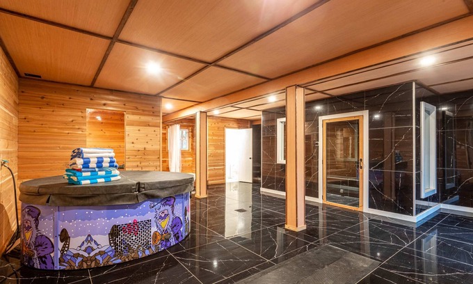 East Stroudsburg Maison | Pool | HOT TUB | Sauna | Steam Room | 5k SQFT Man
