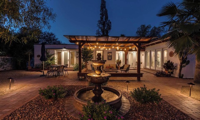 Sam Hughes Maison | Pool & Hot tub! Sam Hughes University Lux!Walkable