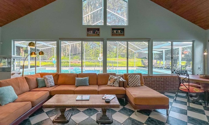 Tallahassee Maison | Groups--Hot Tub -Pool-Dogs-Private-4 Baths-Fun
